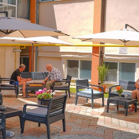 Hotel Turist Pucioasa Bagian luar foto