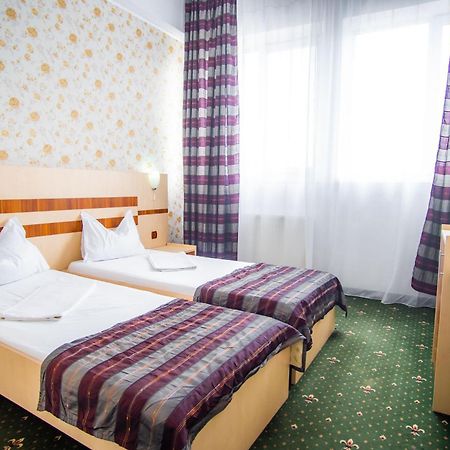 Hotel Turist Pucioasa Bagian luar foto