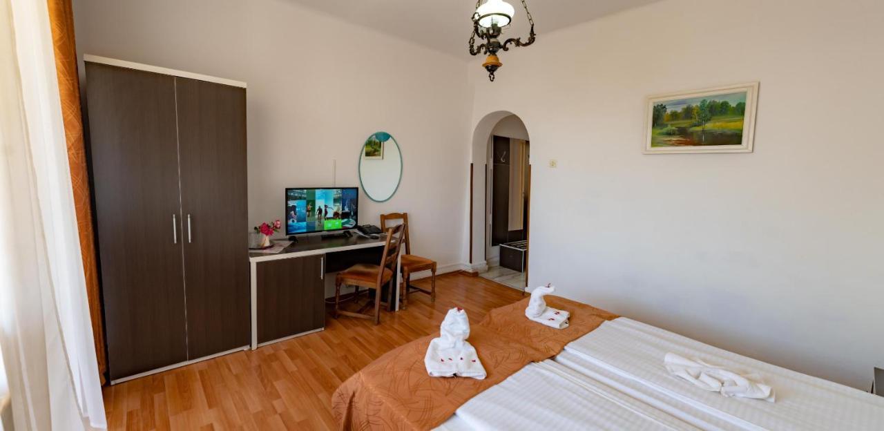 Hotel Turist Pucioasa Bagian luar foto