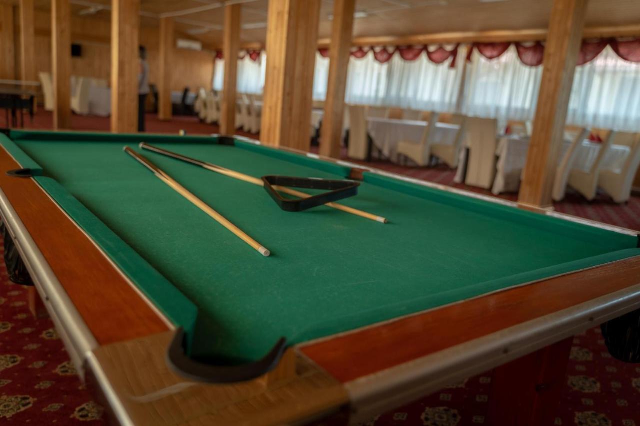 Hotel Turist Pucioasa Bagian luar foto
