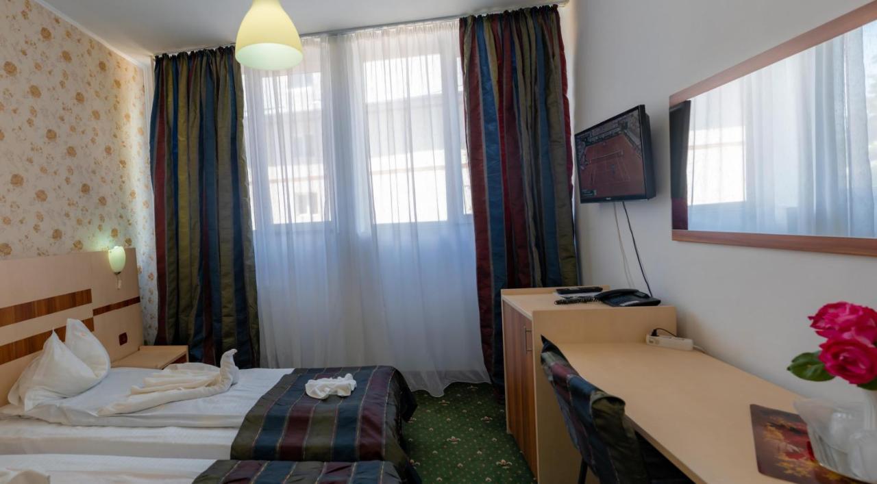 Hotel Turist Pucioasa Bagian luar foto