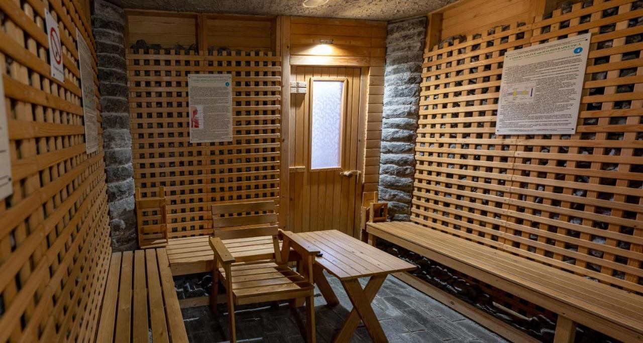 Hotel Turist Pucioasa Bagian luar foto