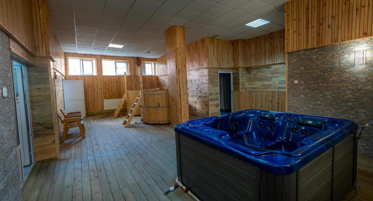 Hotel Turist Pucioasa Bagian luar foto