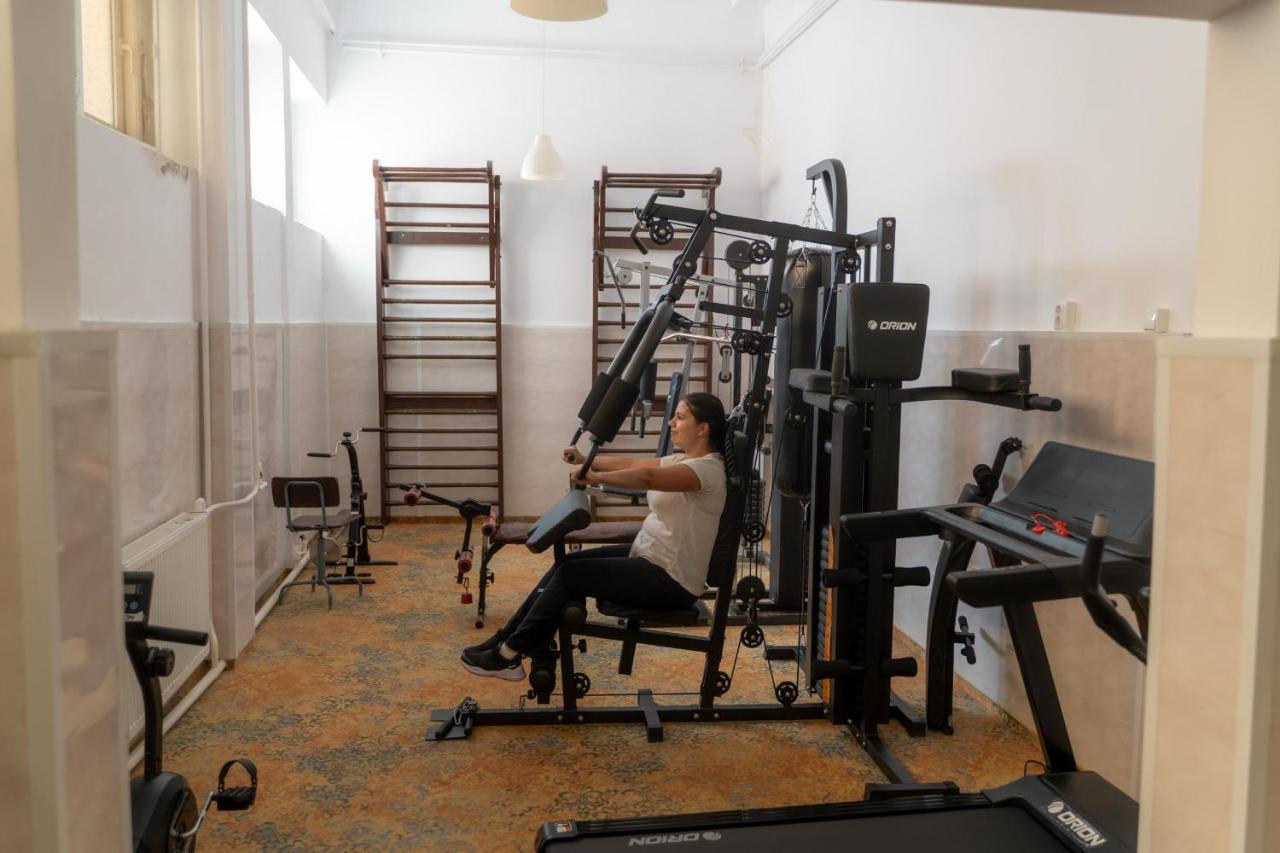 Hotel Turist Pucioasa Bagian luar foto
