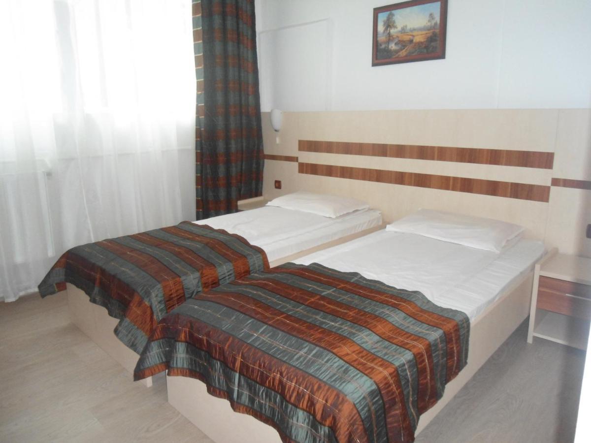 Hotel Turist Pucioasa Bagian luar foto