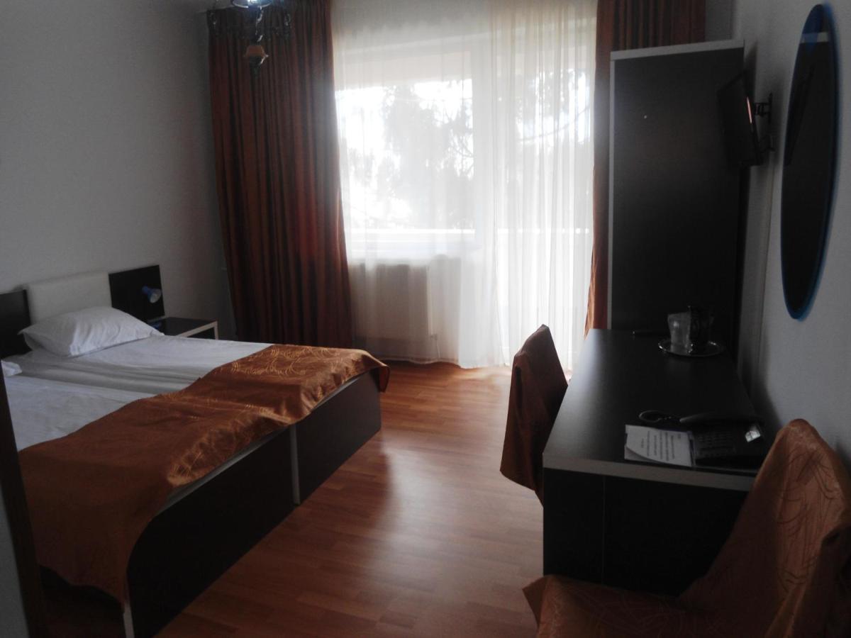 Hotel Turist Pucioasa Bagian luar foto