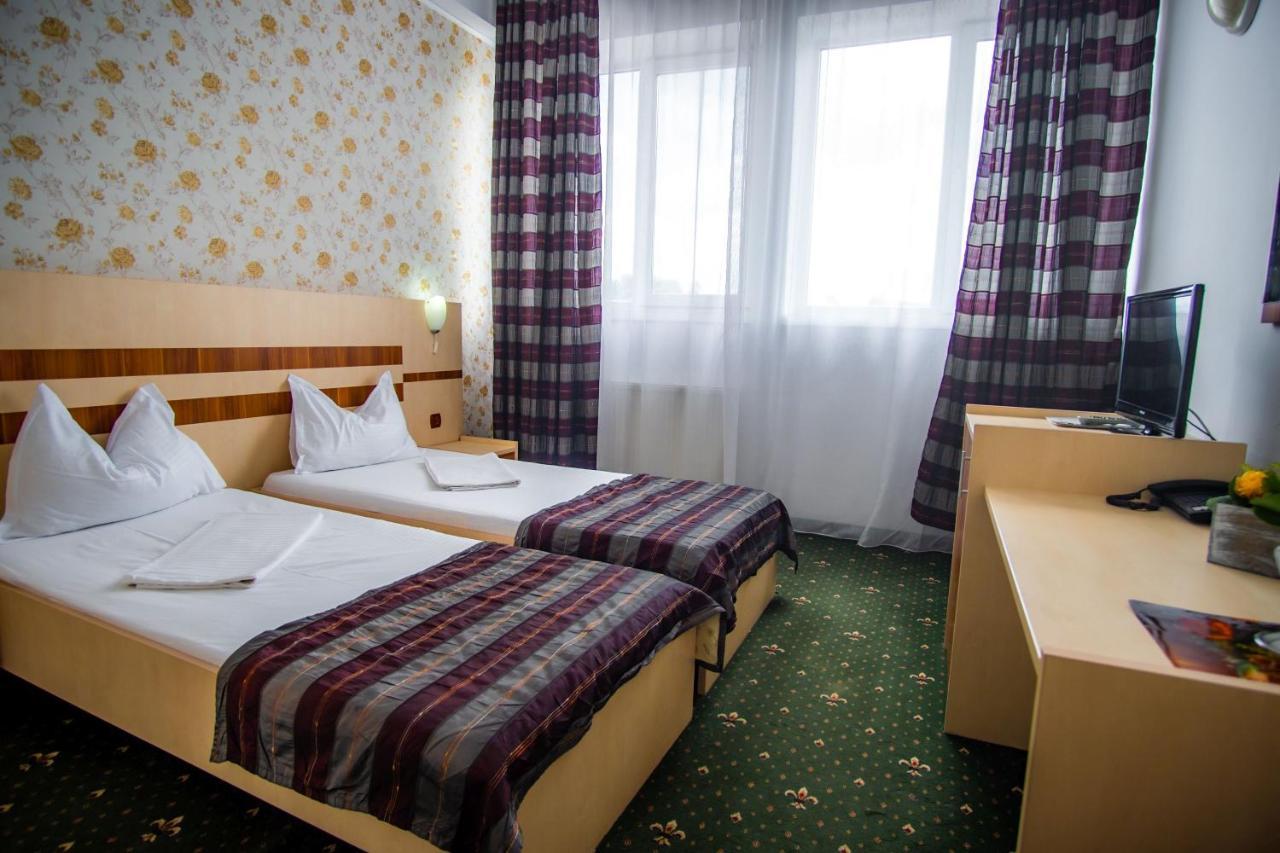 Hotel Turist Pucioasa Bagian luar foto