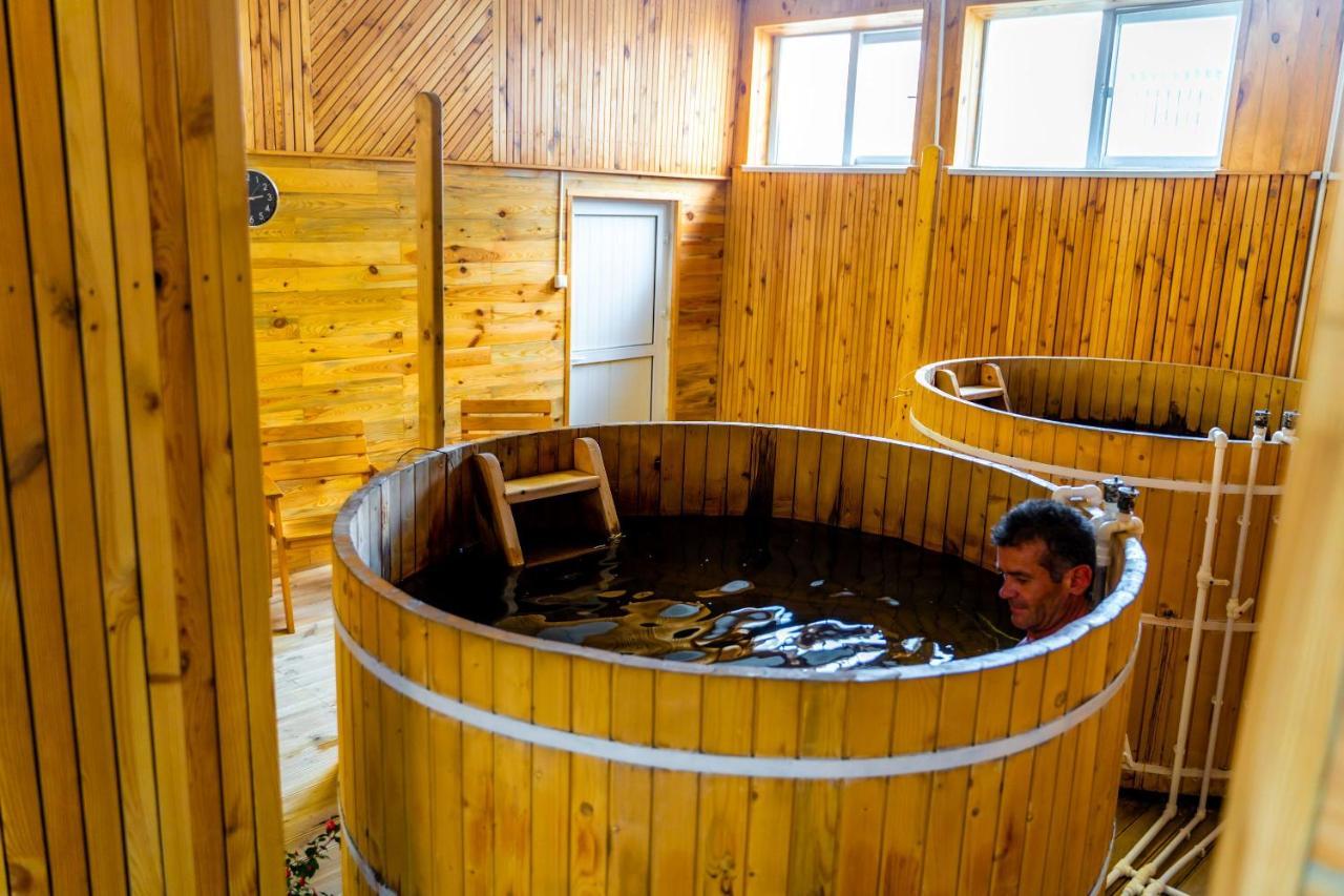 Hotel Turist Pucioasa Bagian luar foto