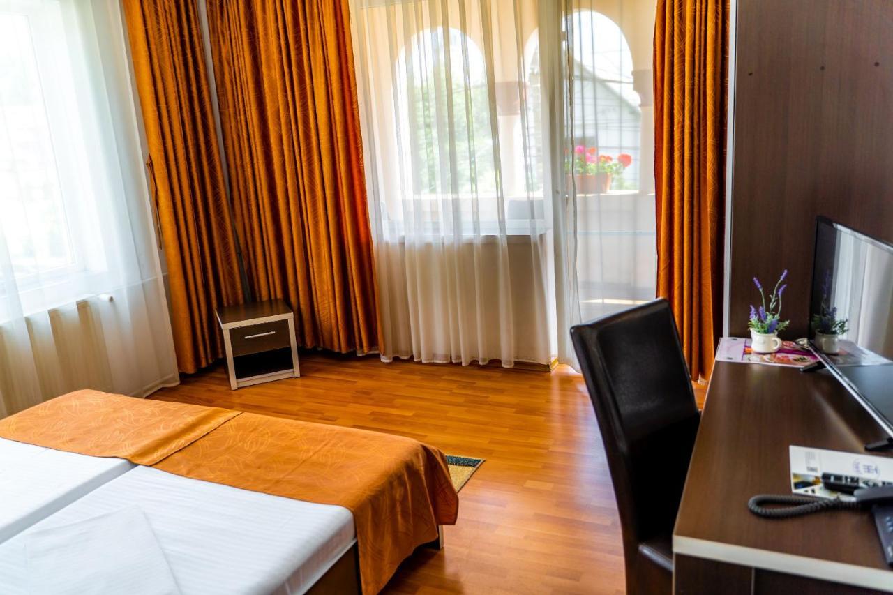 Hotel Turist Pucioasa Bagian luar foto