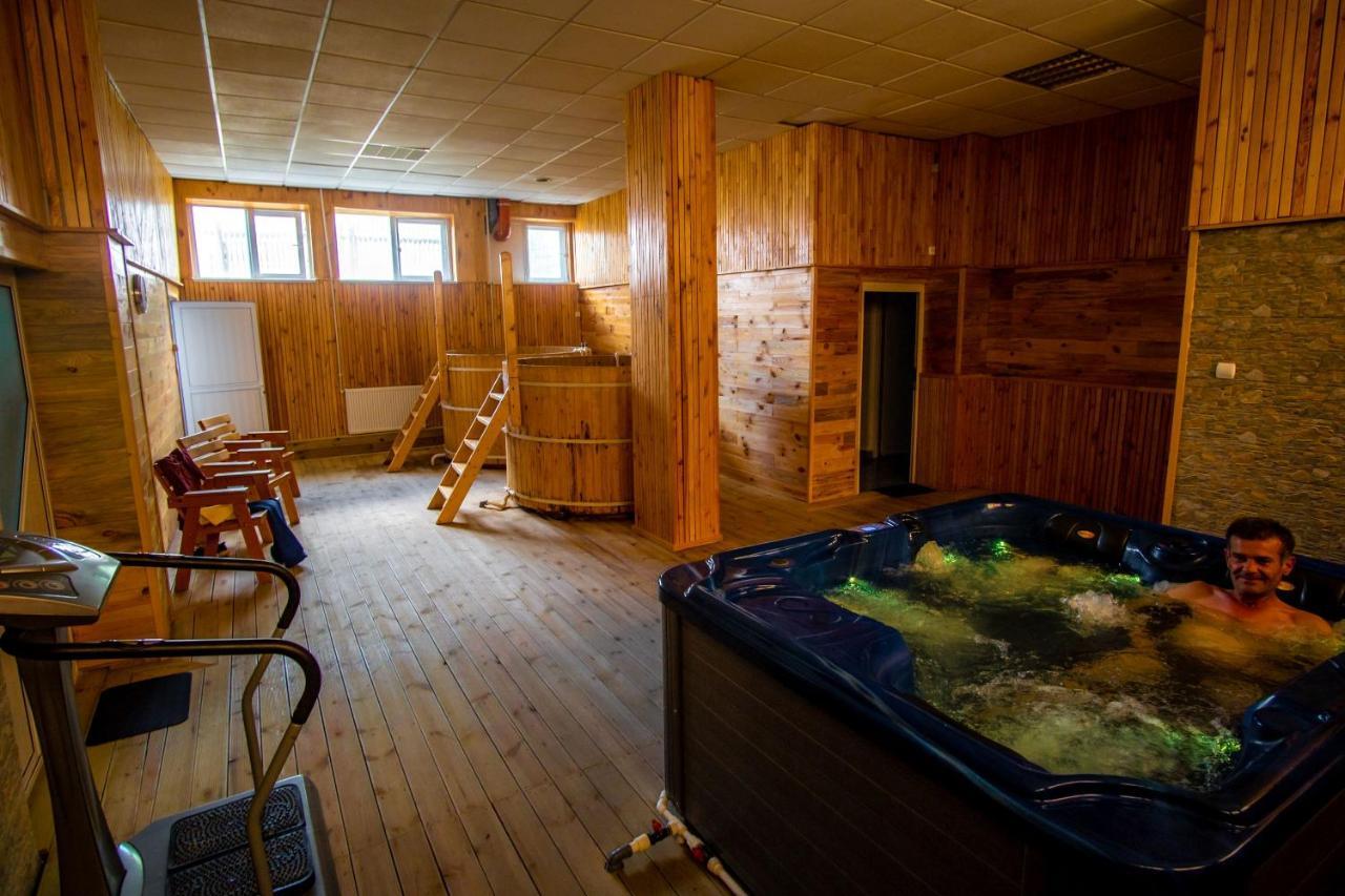 Hotel Turist Pucioasa Bagian luar foto