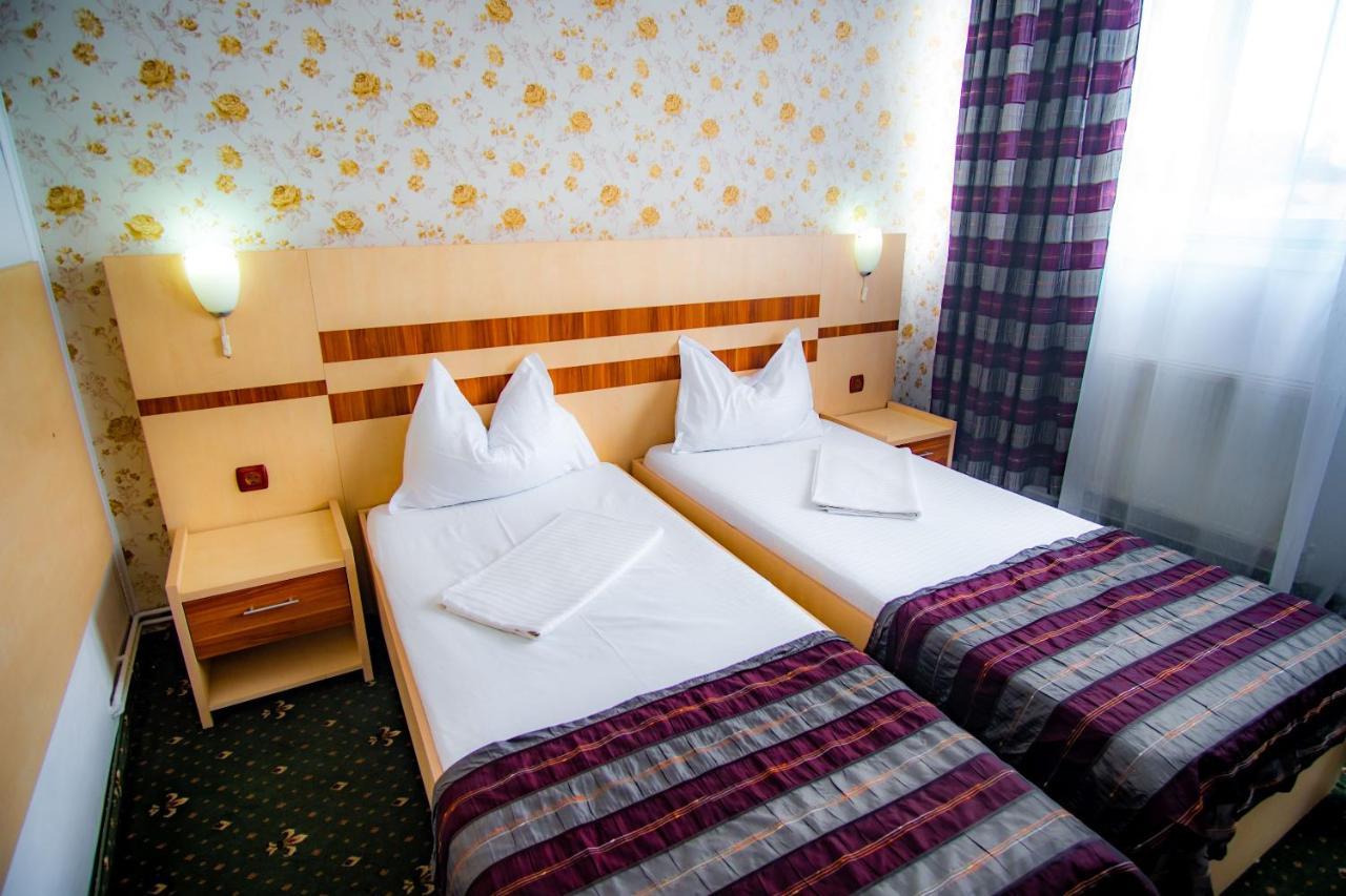 Hotel Turist Pucioasa Bagian luar foto