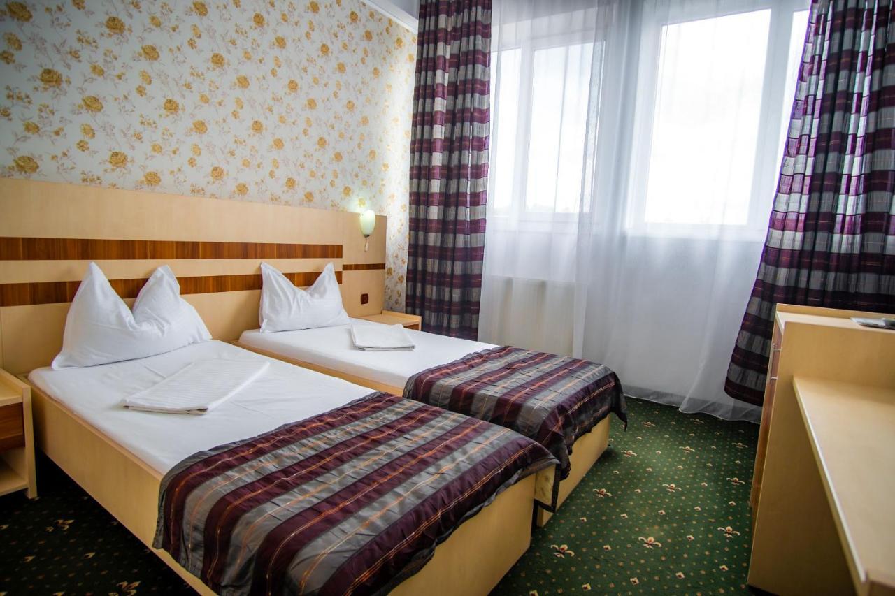 Hotel Turist Pucioasa Bagian luar foto