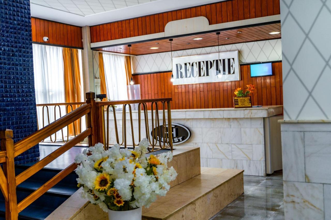 Hotel Turist Pucioasa Bagian luar foto