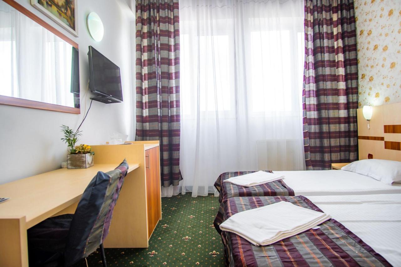 Hotel Turist Pucioasa Bagian luar foto