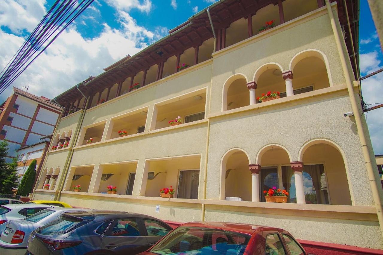Hotel Turist Pucioasa Bagian luar foto