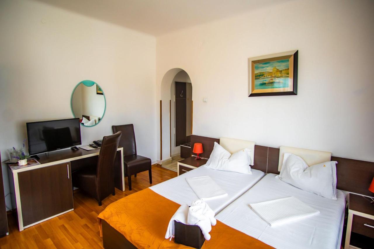Hotel Turist Pucioasa Bagian luar foto