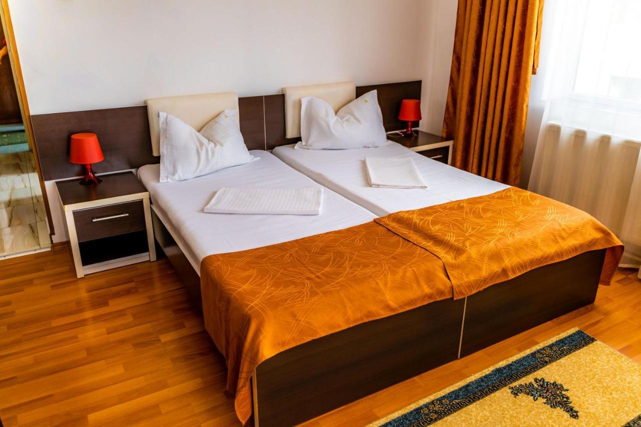 Hotel Turist Pucioasa Bagian luar foto