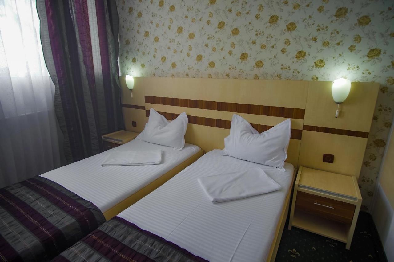 Hotel Turist Pucioasa Bagian luar foto
