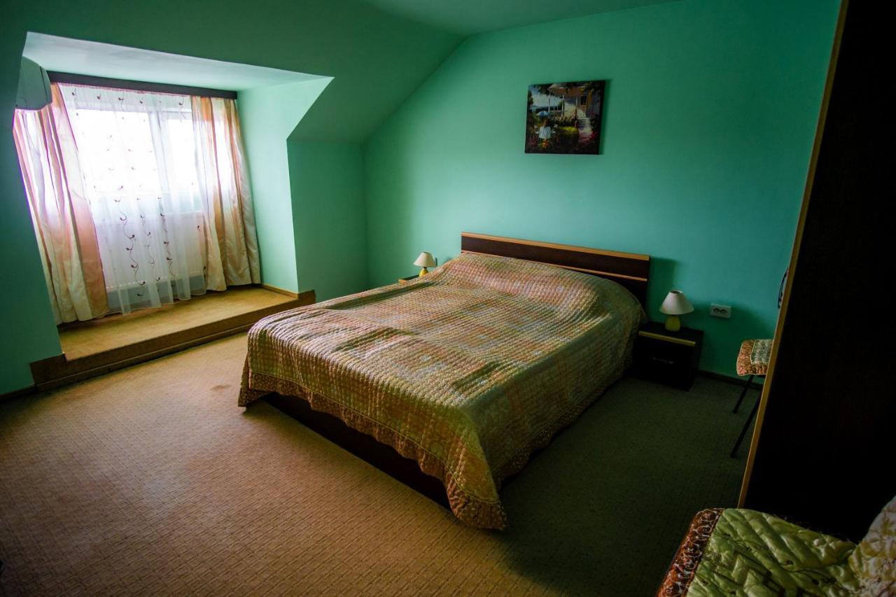 Hotel Turist Pucioasa Bagian luar foto