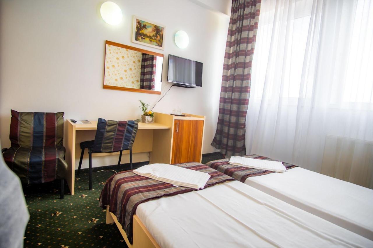 Hotel Turist Pucioasa Bagian luar foto