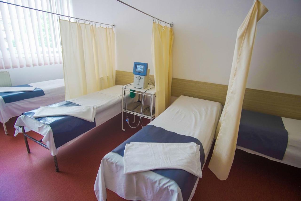 Hotel Turist Pucioasa Bagian luar foto