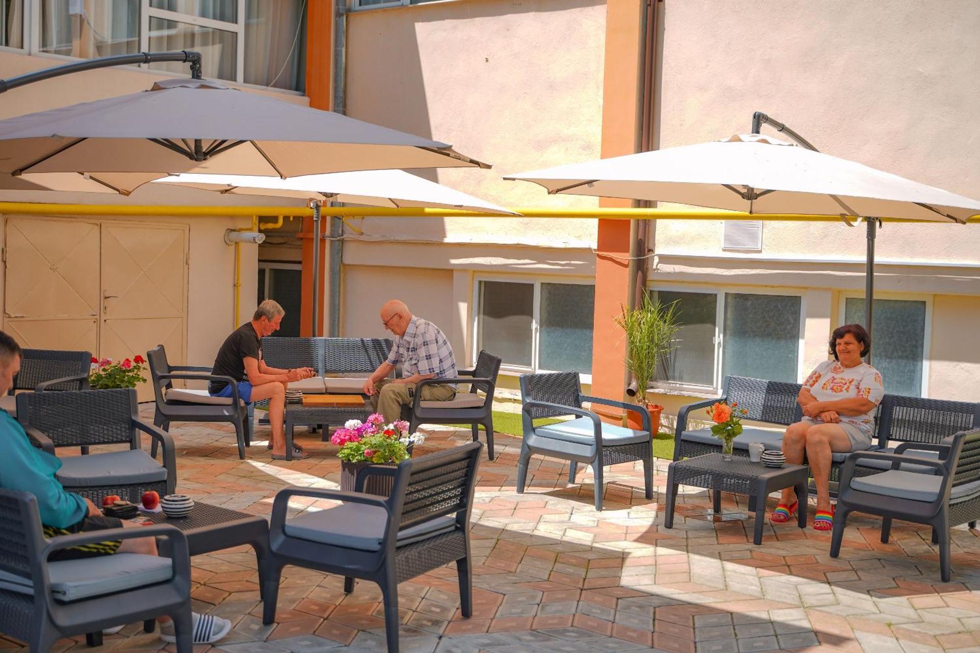 Hotel Turist Pucioasa Bagian luar foto