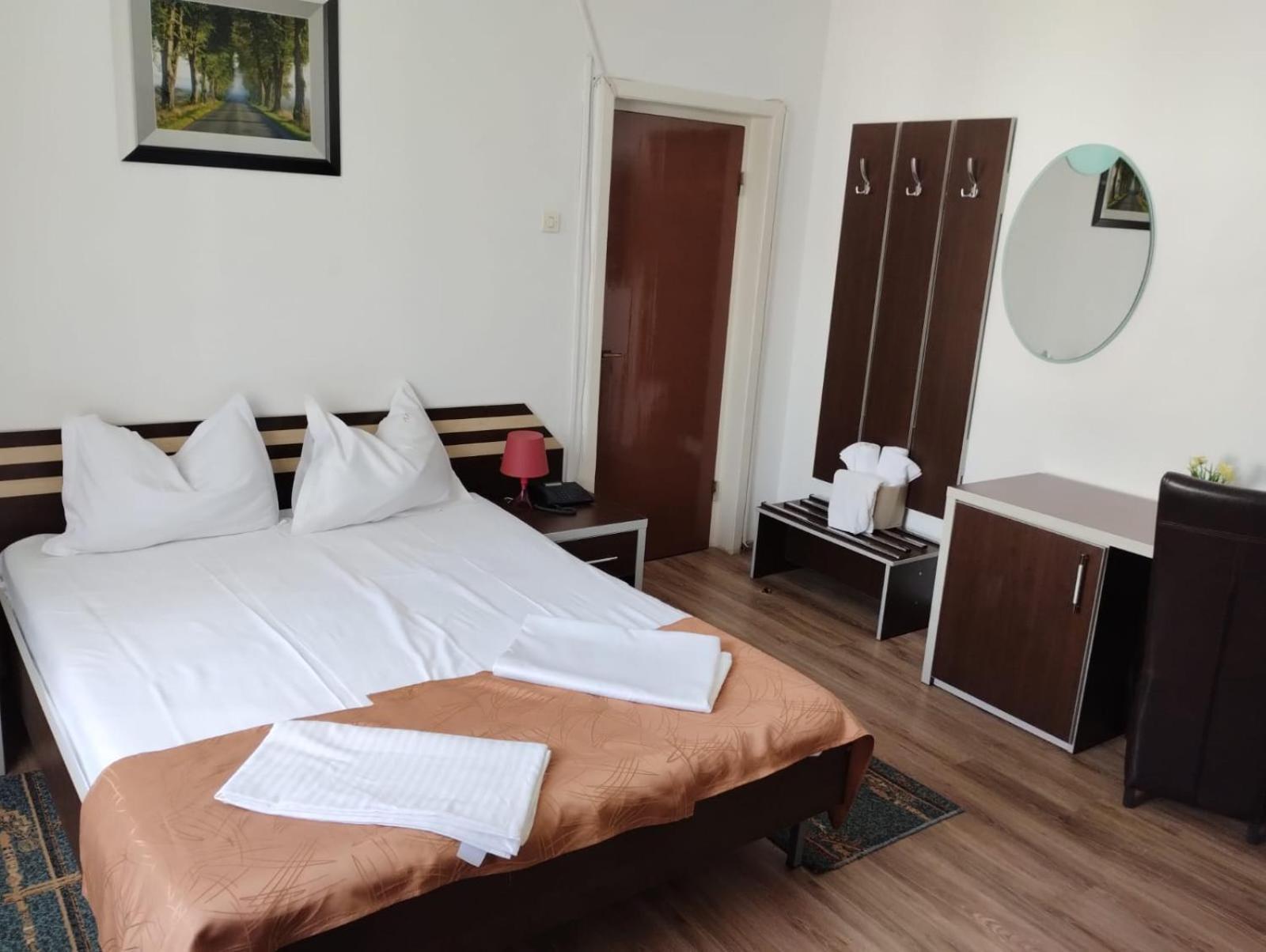 Hotel Turist Pucioasa Bagian luar foto