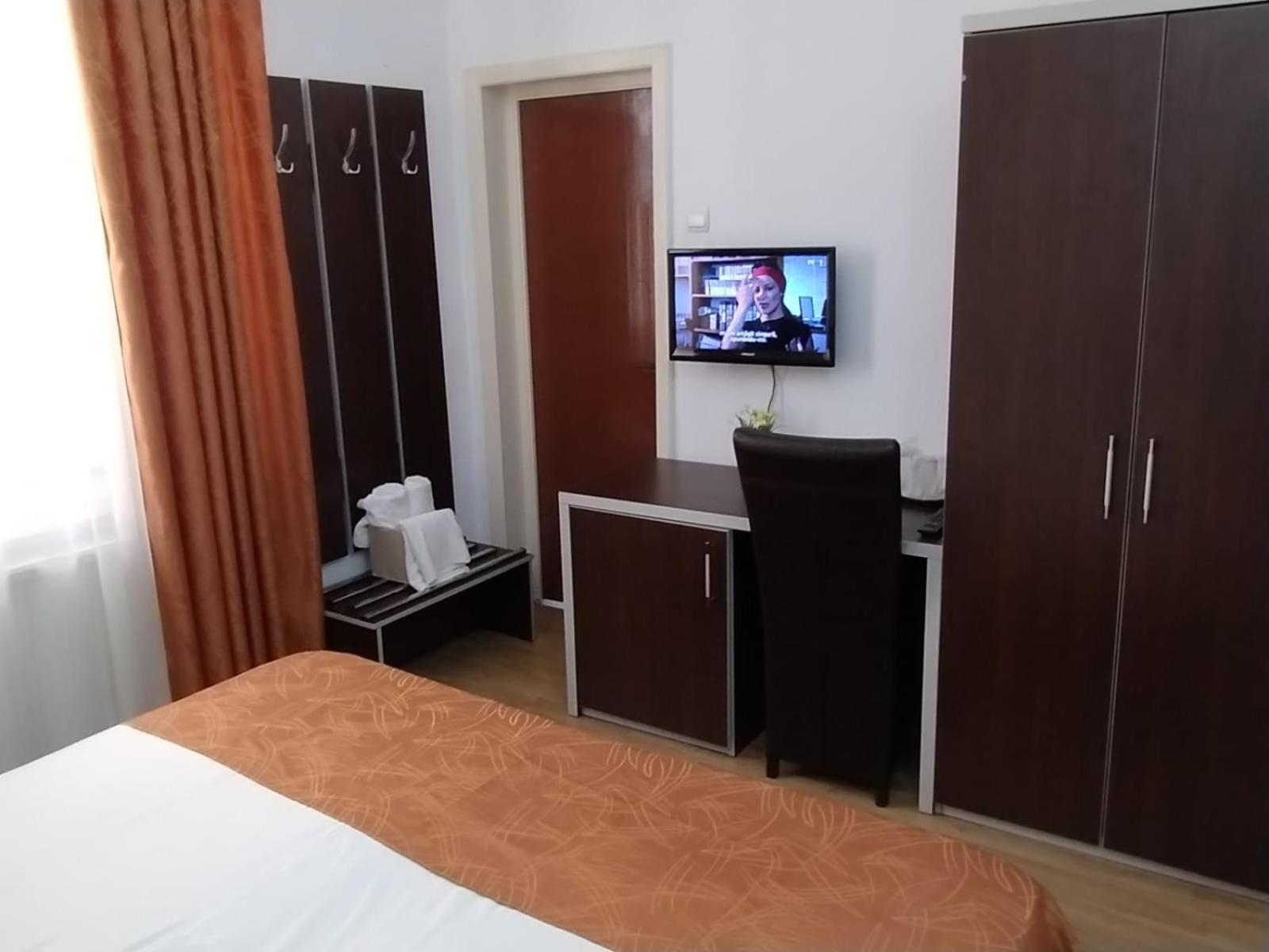 Hotel Turist Pucioasa Bagian luar foto