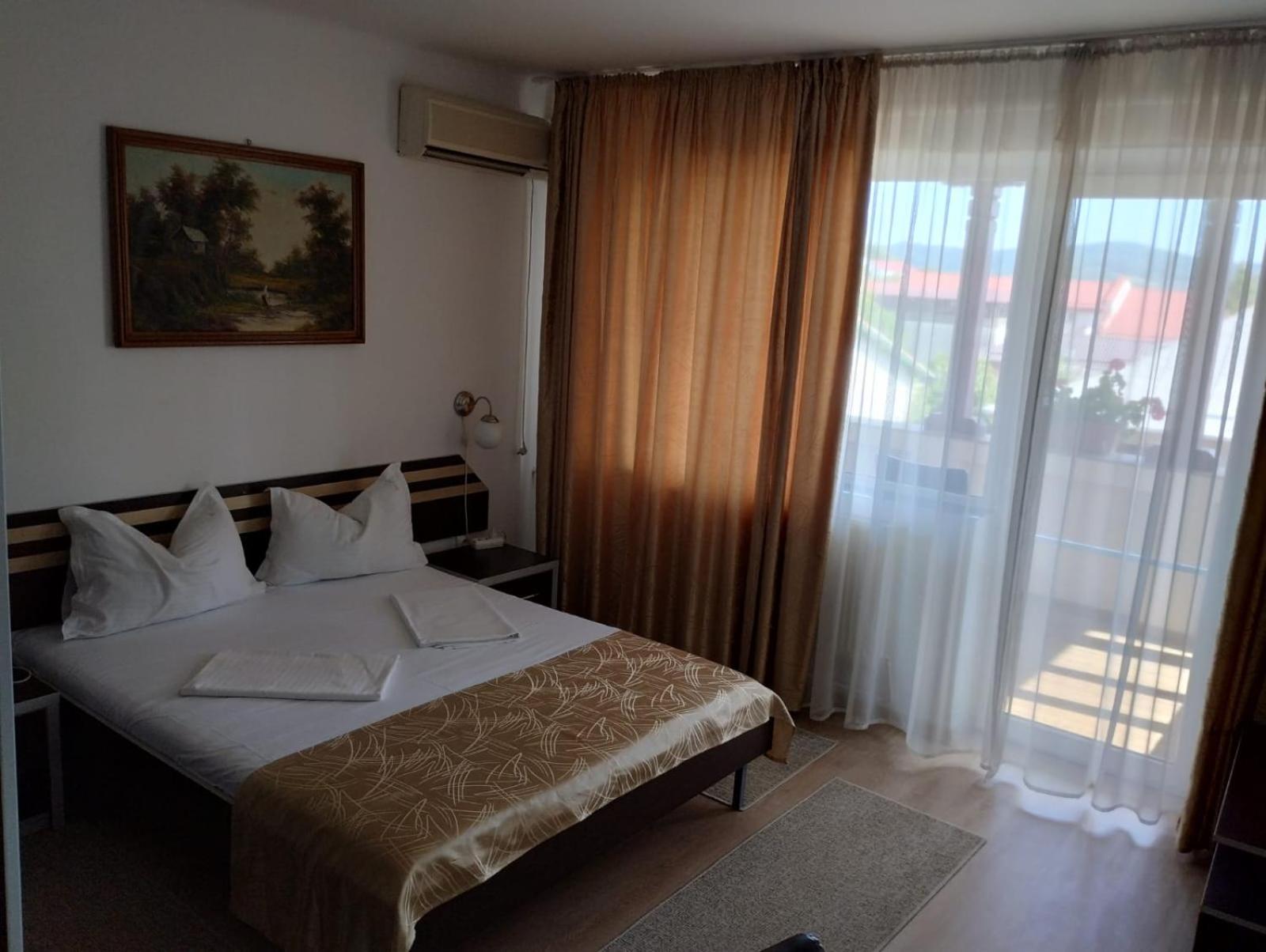 Hotel Turist Pucioasa Bagian luar foto